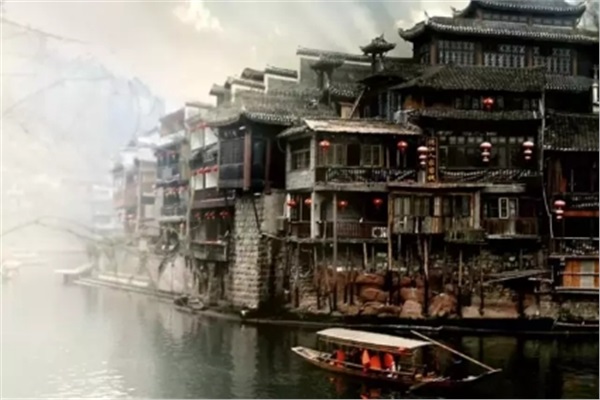 鳳凰古城、晚會(huì)、矮寨大橋、魔鬼玻璃棧道、墨戎苗寨汽車兩日游