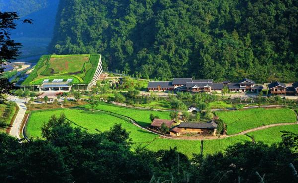 　　D4線：黃龍洞、袁家界、天子山、金鞭溪、夯吾苗寨、鳳凰古城“養(yǎng)心潤(rùn)肺”之旅品質(zhì)純玩3晚4日游