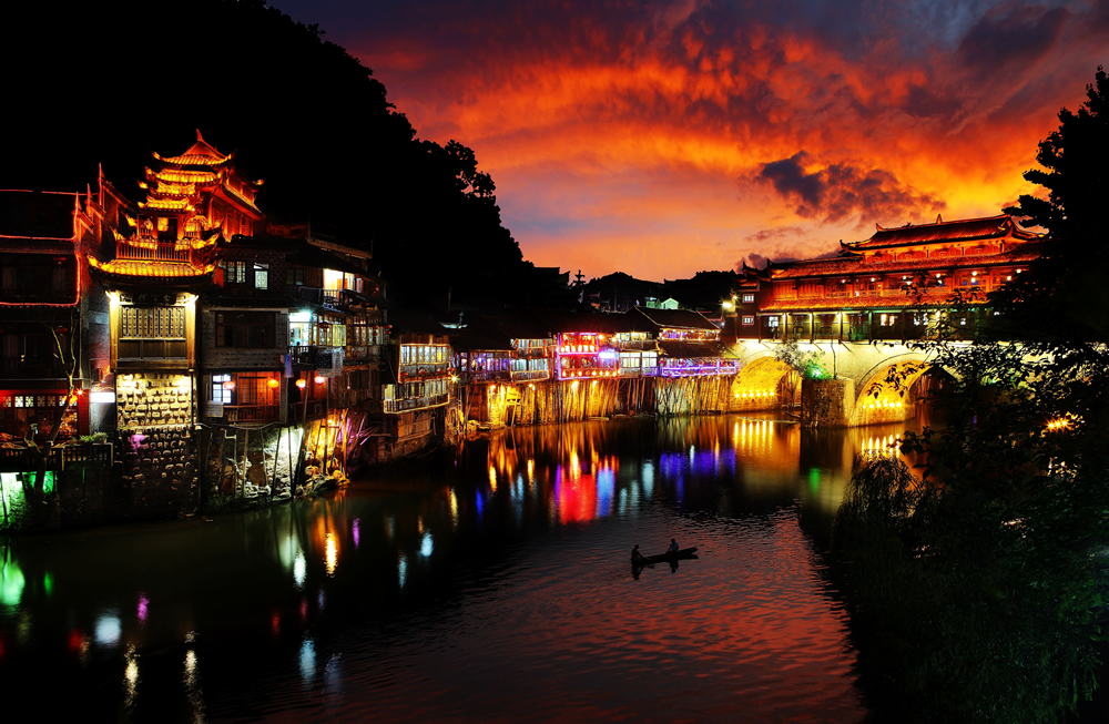 A線：玻璃橋、袁家界、天子山、天門山、夯吾苗寨、鳳凰古城 湘西“精華之旅”品質純玩3晚4日游