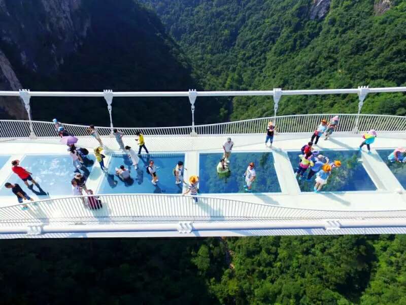 C玻璃橋、天門仙山、夯吾苗寨、鳳凰古城“神秘湘西之旅” 品質(zhì)純玩2晚3日游